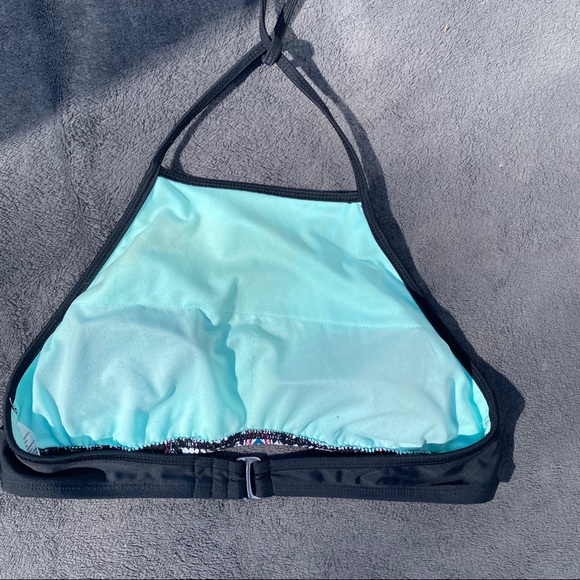 High neck bikini with complimenting bottoms - Picture 6 of 8